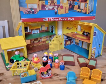 フィッシャープライスのプラ製ドールハウス家具人形付き