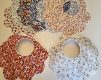 スカラップエッジのベビービブ（リバティプリント生地）