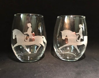 Copa de vino sin tallo con diseño de caballo. ¡2 copas sin tallo grabadas con diseño de caballo de doma! ¡Cristal grabado!