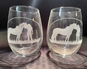 2 Beautiful horse lovers etched engraved stemless wine glasses! Engraved glassware!