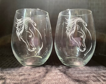 ¡2 hermosas copas de vino sin tallo grabadas con motivos de amantes de los caballos! ¡Cristal grabado!