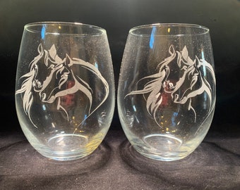 ¡Dos hermosas copas de vino sin tallo con grabados para amantes de los caballos! ¡Cristal grabado!