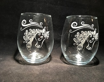 ¡2 hermosas copas de vino sin tallo grabadas para amantes de los caballos!