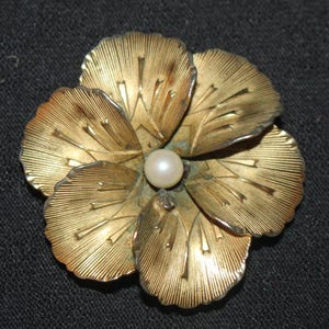 Giovanni Gold Tone and Faux Pearl Flower Brooch