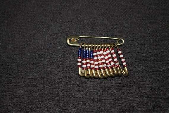 Safety Pin American Flag Pin, Broche
