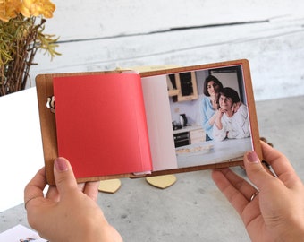 Mini album photo élégant en bois avec une rose gravée, un cadeau réconfortant pour la fête des mères.