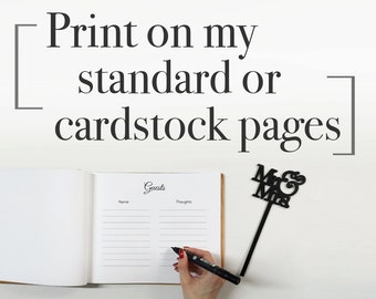 Puede incluir: Un libro de visitas blanco con la palabra "Guests" escrita en cursiva en la portada. El libro está abierto en una página con líneas para nombres y pensamientos. Se está utilizando un marcador negro para escribir en el libro. Un letrero negro de "Mr. & Mrs." está en el fondo.