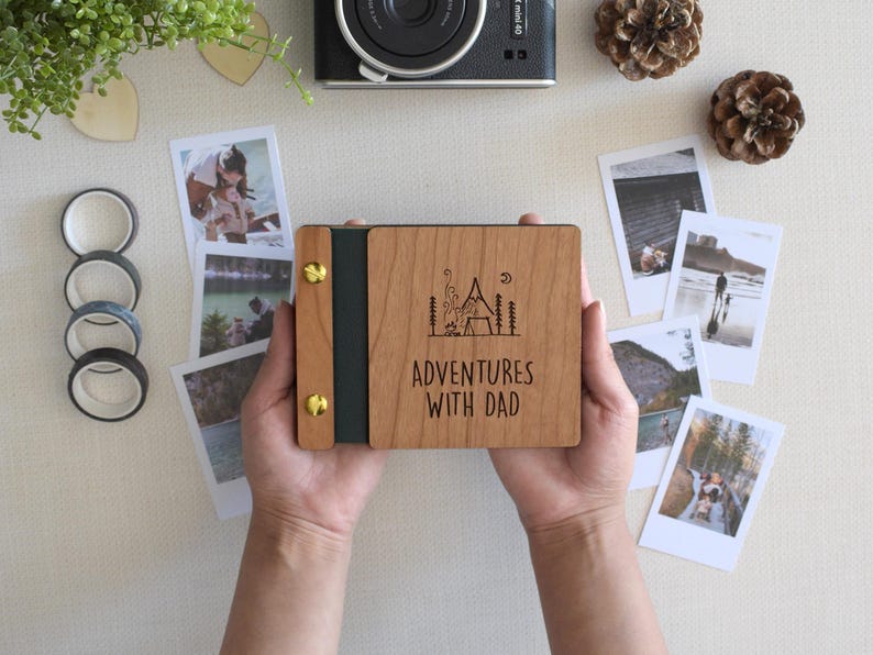 Mini álbum de fotos personalizado para o Dia dos Pais - Capa de madeira artesanal, presente personalizado para o papai. imagem 1