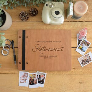 Pode incluir: Um álbum de fotos retangular de madeira com lombada preta e parafusos de metal. A capa está gravada com o texto: CONGRATULATIONS ON YOUR RETIREMENT, CONNIE C MARRERO, 2017-2024. O álbum está rodeado por pequenas fotos instantâneas.