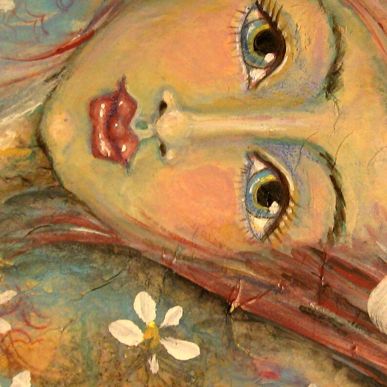 K&ouml;nnte beinhalten: Nahaufnahme eines gemalten Gesichts mit blauen Augen, rosigen Wangen und roten Lippen. Das Kunstwerk zeigt eine Frau mit langen Wimpern und hellbraunem Haar. Wei&szlig;e Blumen sind um das Gesicht verstreut, und der Hintergrund ist eine Mischung aus Gr&uuml;n, Blau und Braun.