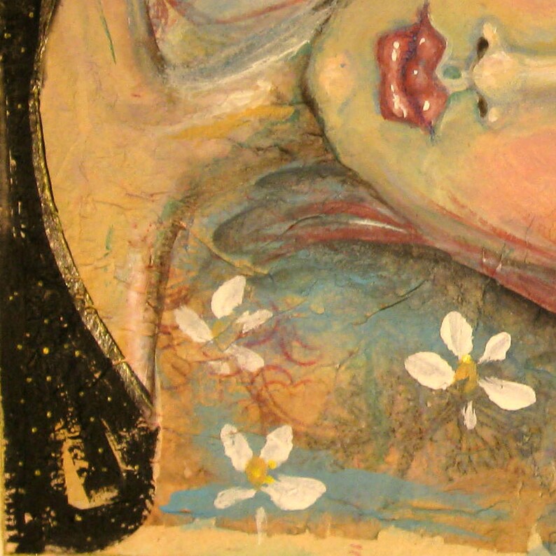 K&ouml;nnte beinhalten: Nahaufnahme eines Mixed-Media-Kunstwerks mit dem Gesicht und den Schultern einer Frau. Die Frau hat rote Lippen und ein schwarzes Oberteil mit goldenen Akzenten. Wei&szlig;e Blumen mit gelben Zentren sind auf den Hintergrund gemalt, der blaue, braune und gelbe Farbt&ouml;ne aufweist.