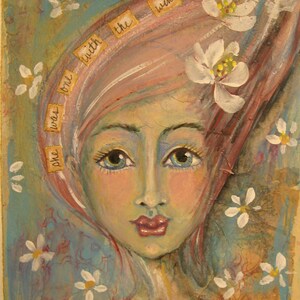 K&ouml;nnte beinhalten: Originalgem&auml;lde eines Frauengesichts mit rosa Haaren und blauen Augen. Auf dem Kunstwerk sind wei&szlig;e Blumen und die Worte "she was one with the wind" gemalt. Die Frau hat rosige Wangen und rote Lippen. Der Hintergrund ist eine Mischung aus Blau und Gr&uuml;n.
