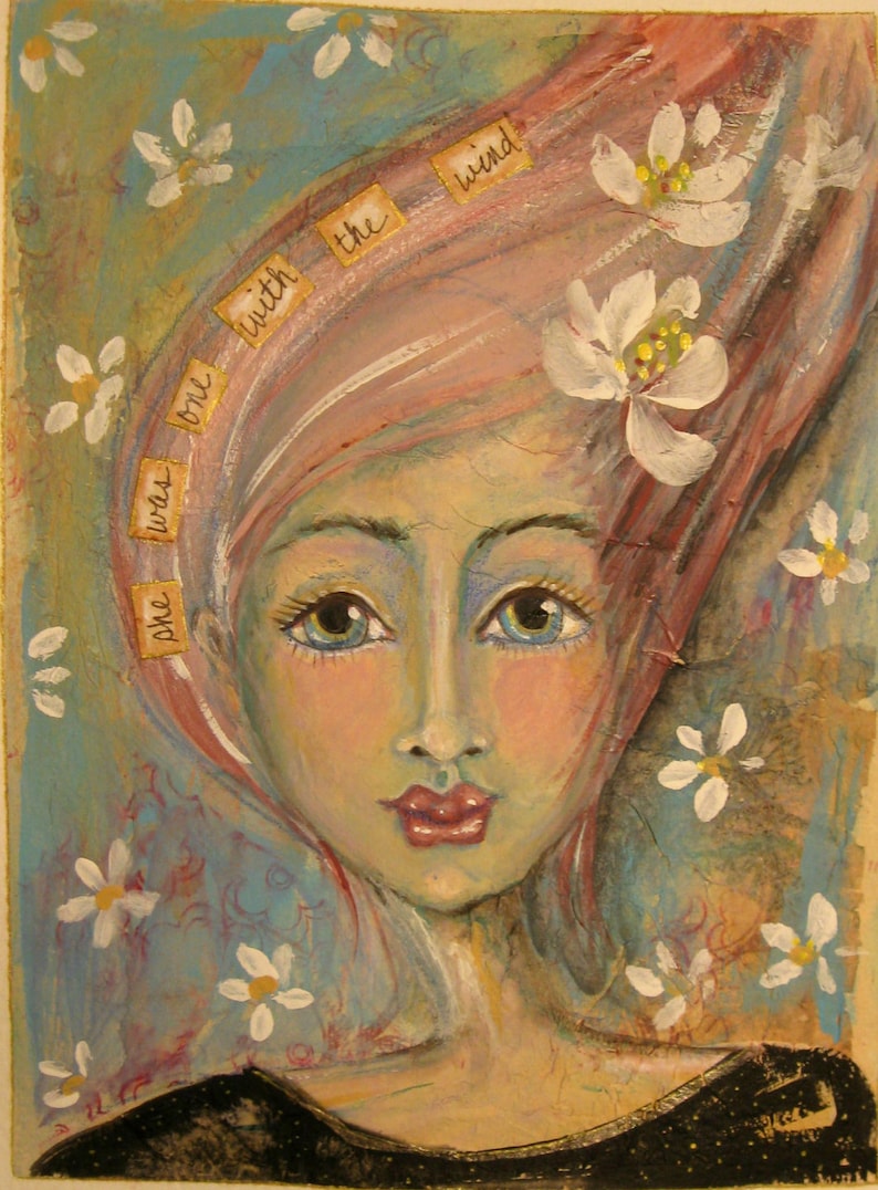 K&ouml;nnte beinhalten: Originalgem&auml;lde eines Frauengesichts mit rosa Haaren und blauen Augen. Auf dem Kunstwerk sind wei&szlig;e Blumen und die Worte "she was one with the wind" gemalt. Die Frau hat rosige Wangen und rote Lippen. Der Hintergrund ist eine Mischung aus Blau und Gr&uuml;n.