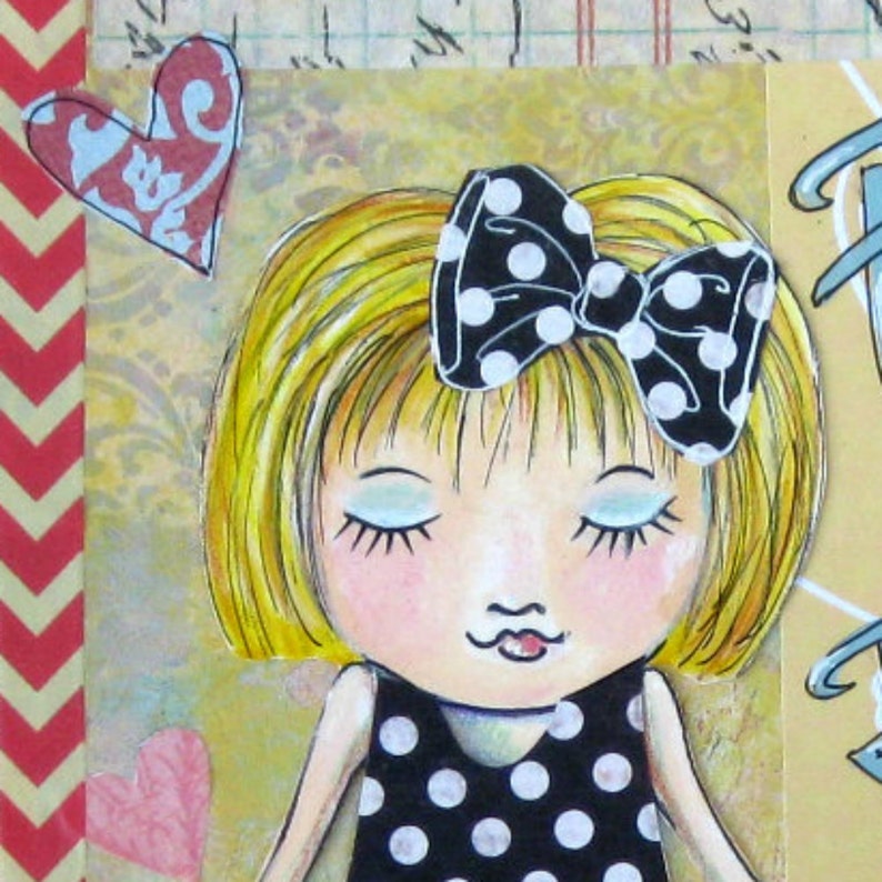Puede incluir: Una ilustraci&oacute;n de dibujos animados de una ni&ntilde;a con cabello rubio que lleva un vestido de lunares negros y blancos y un lazo negro con lunares blancos. La ni&ntilde;a tiene los ojos cerrados y un rubor rosado en las mejillas.