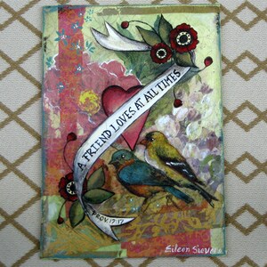 K&ouml;nnte beinhalten: Ein Mixed-Media-Kunstwerk mit einem Herzen, V&ouml;geln und einem Banner mit der Aufschrift "Ein Freund liebt zu jeder Zeit" mit dem Schriftzitat "Prov 17:17". Das Kunstwerk befindet sich auf einem strukturierten Hintergrund mit goldenen Akzenten und einer Signatur unten.