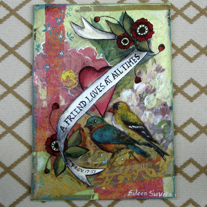K&ouml;nnte beinhalten: Ein Mixed-Media-Kunstwerk mit einem Herzen, V&ouml;geln und einem Banner mit der Aufschrift "Ein Freund liebt zu jeder Zeit" mit dem Schriftzitat "Prov 17:17". Das Kunstwerk befindet sich auf einem strukturierten Hintergrund mit goldenen Akzenten und einer Signatur unten.