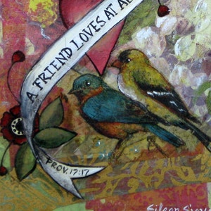 K&ouml;nnte beinhalten: Ein Mixed-Media-Kunstwerk mit zwei V&ouml;geln, einem Blauvogel und einem gelben Vogel, die auf einem Ast sitzen. Der Hintergrund ist ein farbenfrohes abstraktes Design mit einem wei&szlig;en Banner, auf dem "Ein Freund liebt zu jeder Zeit" und der Text "Prov. 17:17" steht.