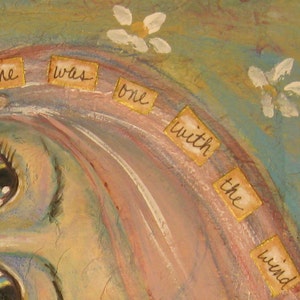K&ouml;nnte beinhalten: Ein k&uuml;nstlerisches Gem&auml;lde mit dem Gesicht einer Frau mit gro&szlig;en Augen und langen Wimpern. Das Kunstwerk verwendet Pastellfarben, darunter Rosa, Blau und Gelb. Der Text "she was one with the wind" steht auf kleinen rechteckigen Etiketten.