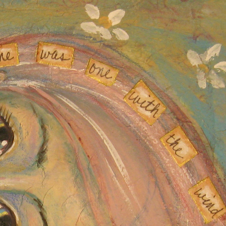 K&ouml;nnte beinhalten: Ein k&uuml;nstlerisches Gem&auml;lde mit dem Gesicht einer Frau mit gro&szlig;en Augen und langen Wimpern. Das Kunstwerk verwendet Pastellfarben, darunter Rosa, Blau und Gelb. Der Text "she was one with the wind" steht auf kleinen rechteckigen Etiketten.