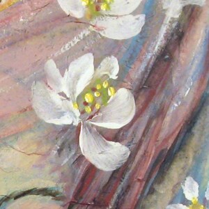 K&ouml;nnte beinhalten: Nahaufnahme eines Blumenbildes mit wei&szlig;en Bl&uuml;ten mit gelben Zentren. Die Bl&uuml;tenbl&auml;tter sind zart gemalt, und der Hintergrund hat weiche rosa, blaue und braune Pinselstriche, die einen strukturierten Effekt erzeugen. Das Kunstwerk erinnert an den Fr&uuml;hling.