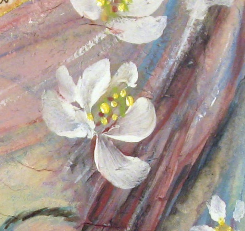 K&ouml;nnte beinhalten: Nahaufnahme eines Blumenbildes mit wei&szlig;en Bl&uuml;ten mit gelben Zentren. Die Bl&uuml;tenbl&auml;tter sind zart gemalt, und der Hintergrund hat weiche rosa, blaue und braune Pinselstriche, die einen strukturierten Effekt erzeugen. Das Kunstwerk erinnert an den Fr&uuml;hling.