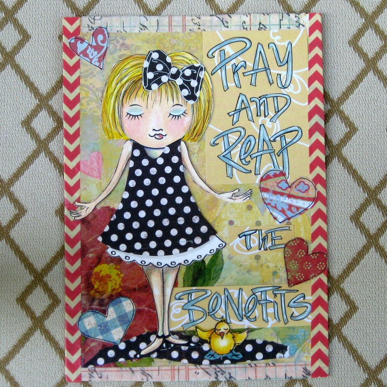 Puede incluir: Una ilustraci&oacute;n colorida de una ni&ntilde;a con un vestido de lunares negros y blancos con el texto "Pray and Reap the Benefits" en letras azules y blancas.