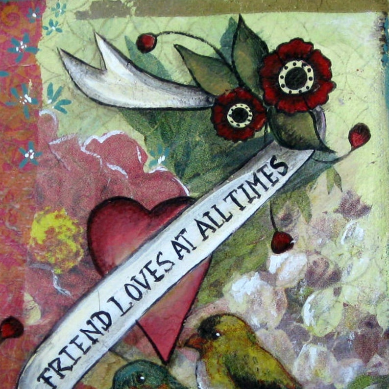 K&ouml;nnte beinhalten: Ein Mixed-Media-Kunstwerk mit einem roten Herzen und einem Banner mit der Aufschrift "Friend loves at all times". Das Herz ist von Blumen, Bl&auml;ttern und einem Vogel umgeben.