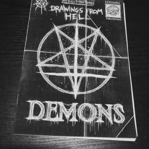 Puede incluir: Un cómic en blanco y negro titulado "Drawings From Hell" con un diseño de pentagrama. La palabra "DEMONS" se muestra de forma destacada en una fuente grande y goteante. La portada también presenta el texto "AY ILLUSTRATIONS" y "PSYCHOTIC PUBLISHING".