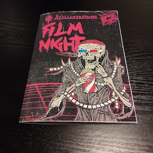 Puede incluir: Una ilustración en blanco y negro de un esqueleto con gafas 3D y una túnica negra, sosteniendo un cubo de palomitas de maíz. La ilustración está sobre un fondo negro con rayas rojas y blancas. El texto "Film Night" está escrito en letras rosas sobre el esqueleto.
