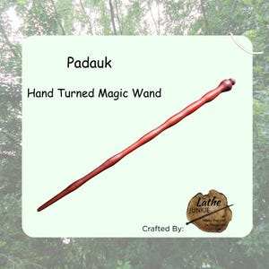 Puede incluir: Una varita mágica de madera de Padauk de color marrón rojizo con un diseño torneado a mano y cónico, que presenta un pomo redondeado y una punta delgada. El texto en la imagen dice: Padauk, Hand Turned Magic Wand, y Crafted By: The Lathe JUNKIE Helping Trees Live On Through Art.