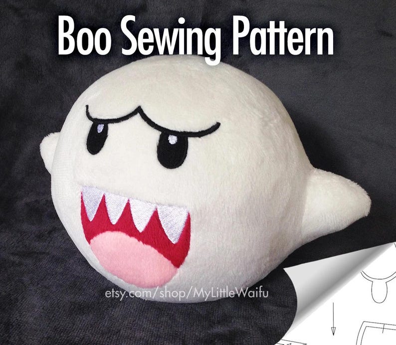 K&ouml;nnte beinhalten: Ein wei&szlig;es Pl&uuml;sch-Boo-N&auml;hmuster aus der Super Mario Bros.-Videospielserie. Das Muster enth&auml;lt einen wei&szlig;en Geist mit einem rosa Mund, roten Z&auml;hnen und schwarzen Augen. Das Muster ist auf Etsy erh&auml;ltlich.
