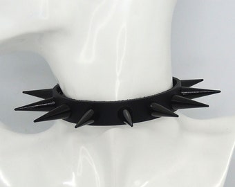 Resin spikes collar black