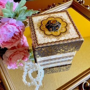 Caixa de presente quadrada com joias, medalhão floral ornamentado, strass, ouro antigo, papelão rígido, festa, bugigangas, papelaria, recipiente de armazenamento, casamento