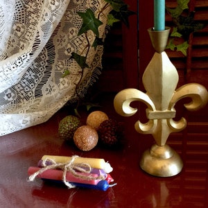 Fleur de Lis Solidny mosiężny złoty świecznik stożkowy świecznik odlew metalowy francuska królewska korona figurka gotycka wiktoriańska prezent statua antyczna
