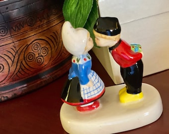 【中古】デフォルメレジン（陶器）製　オーウェン　フィギュア オランダのキスカップルのミニフィギュア 子供 オランダ 農民 女の子