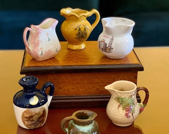 Ceramiczne dzbanki do mleka, małe dzbanki, śniadanie dla ptaków, kawa, przyprawy, spodek, syrop klonowy, prezent dla gospodyni, kuchnia wisząca w stylu retro, wystrój z połowy XX wieku