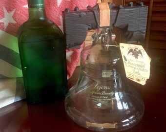 Szklana butelka dzwonkowa 1976 Lejon Brandy Liberty pamiątkowa karafka dwusetnej rocznicy stara whisky kolekcjonerska likier USA amerykański spirytus wystrój baru