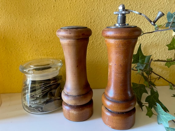 Wooden Salt Shaker Pepper Mill Spice Grinder Set Country Kitchen French  Cottage Rustic Dinner Table Amish Village Decor Barnhouse Shelf 70s 