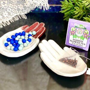 Porte-savon en forme de main anneau bibelot vanity Decor étagère poterie faite à la main OOAK porte-sachet de thé bougie en céramique Pop Art bureau cadeau minimaliste moderne