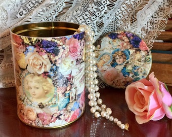 Può includere: Un barattolo di metallo in stile vintage con un design floreale e un bordo dorato. Il barattolo è decorato con immagini di bambini e fiori. Nell'immagine sono presenti anche una collana di perle e una rosa rosa.