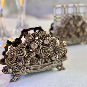 Servilletero con rosas doradas antiguas, decoración victoriana para mesa de comedor, organizador para mesa de comedor, porta cartas, mesa de centro, diseño floral, plateado