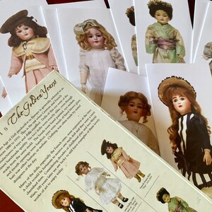Puede incluir: Una colecci&oacute;n de tarjetas de mu&ntilde;ecas vintage que muestran mu&ntilde;ecas en varias poses y atuendos. Las tarjetas son blancas con un borde negro y presentan el texto "The Golden Years".
