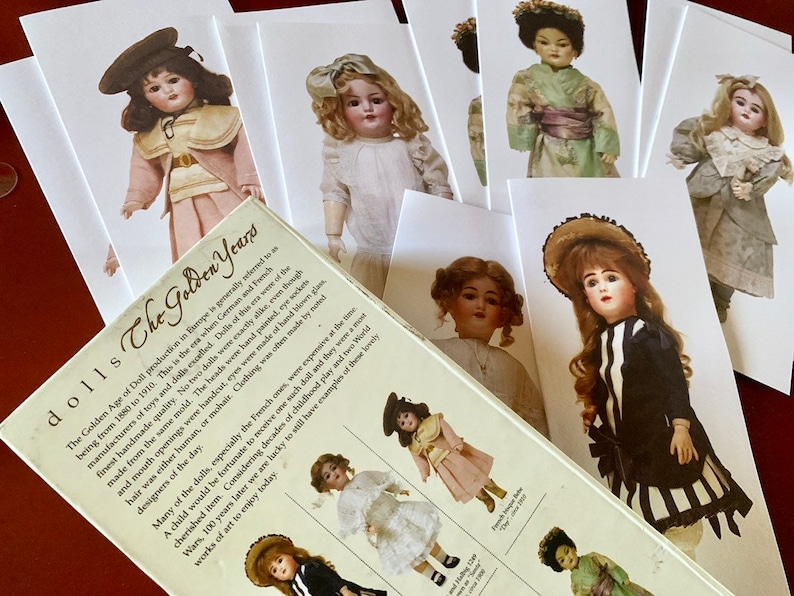 Puede incluir: Una colecci&oacute;n de tarjetas de mu&ntilde;ecas vintage que muestran mu&ntilde;ecas en varias poses y atuendos. Las tarjetas son blancas con un borde negro y presentan el texto "The Golden Years".