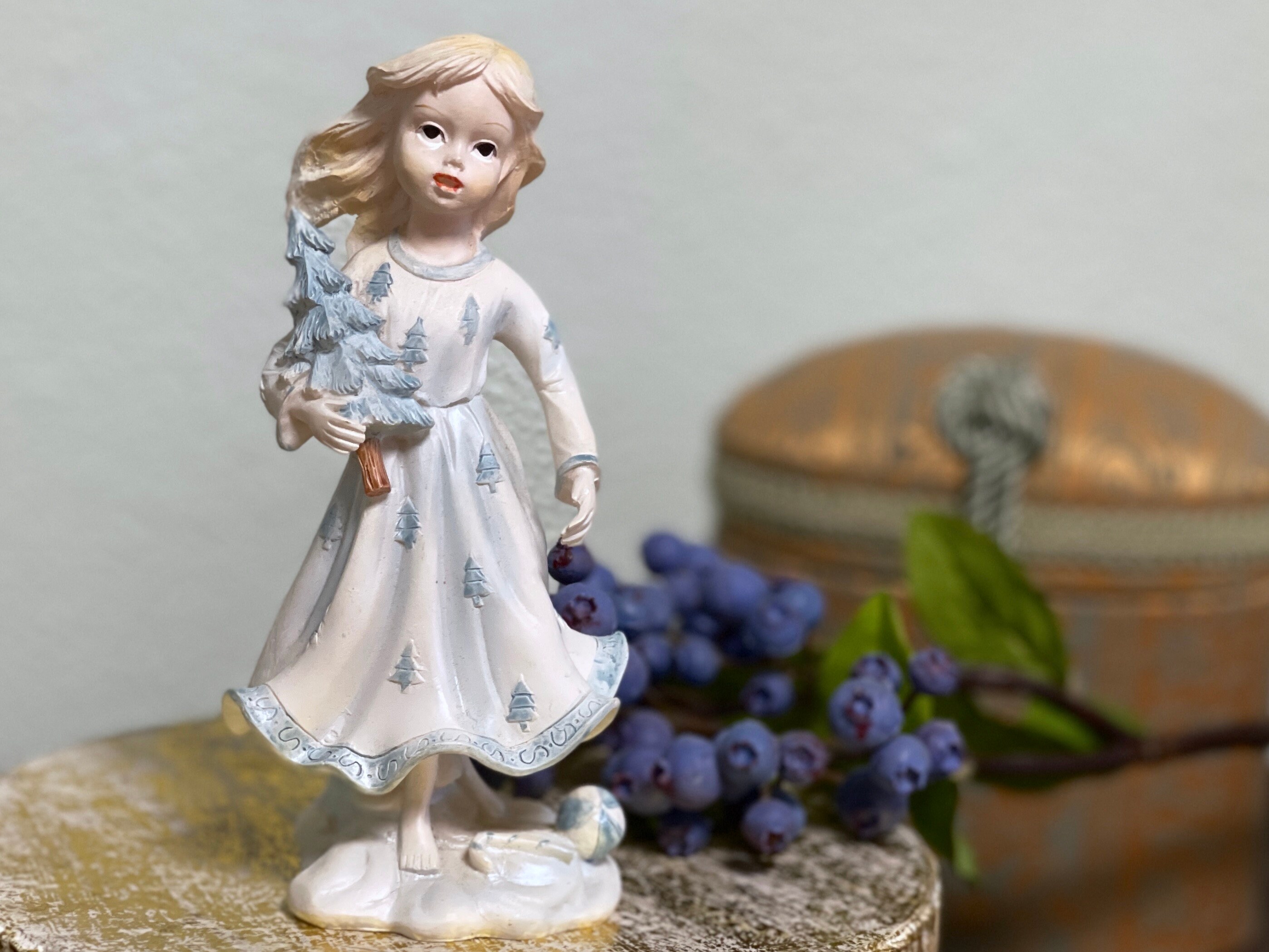 ポーセリンドール Winter Girl Pine Tree Christmas Statue Fairy Christmas Figurine