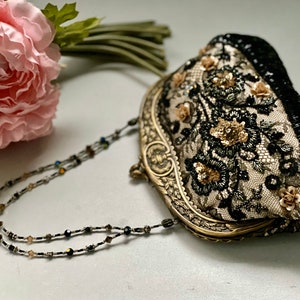 Monedero con cierre de beso y cuentas, estilo victoriano, con retícula, pequeño clutch con lentejuelas, encaje floral, negro y dorado, bolso de noche, bolso de cóctel con grabados de metal de los años 20 de Pat Vini