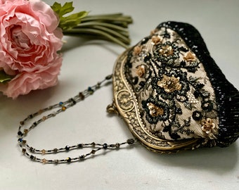 Monedero con cierre de beso y cuentas, estilo victoriano, con retícula, pequeño clutch con lentejuelas, encaje floral, negro y dorado, bolso de noche, bolso de cóctel con grabados de metal de los años 20 de Pat Vini