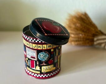 Caja de hojalata vintage para guardar galletas, ideal para la escuela, con diseño de alfabeto y estilo antiguo. Regalo perfecto para maestros de cocina. Contenedor de metal con letras ABC y punto de cruz. Manzana roja.