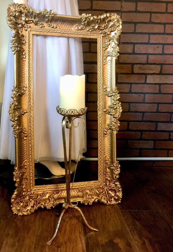 Antique Gold Pillar Candle Holder Floor Stand Gilded Lace Iron Gothic Wedding Ceremony Bridal Entryway Decor Pedestal Tripod Scrolled Feet