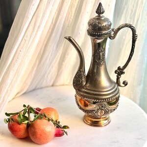Silverpläterad kanna Finial Utsmyckad Blomsterkonst Graverad Etnisk Vas Guldmetall Mini Tekanna Lång Pip Rustik Bröllopsgåva Aladdin Vanity Dekor