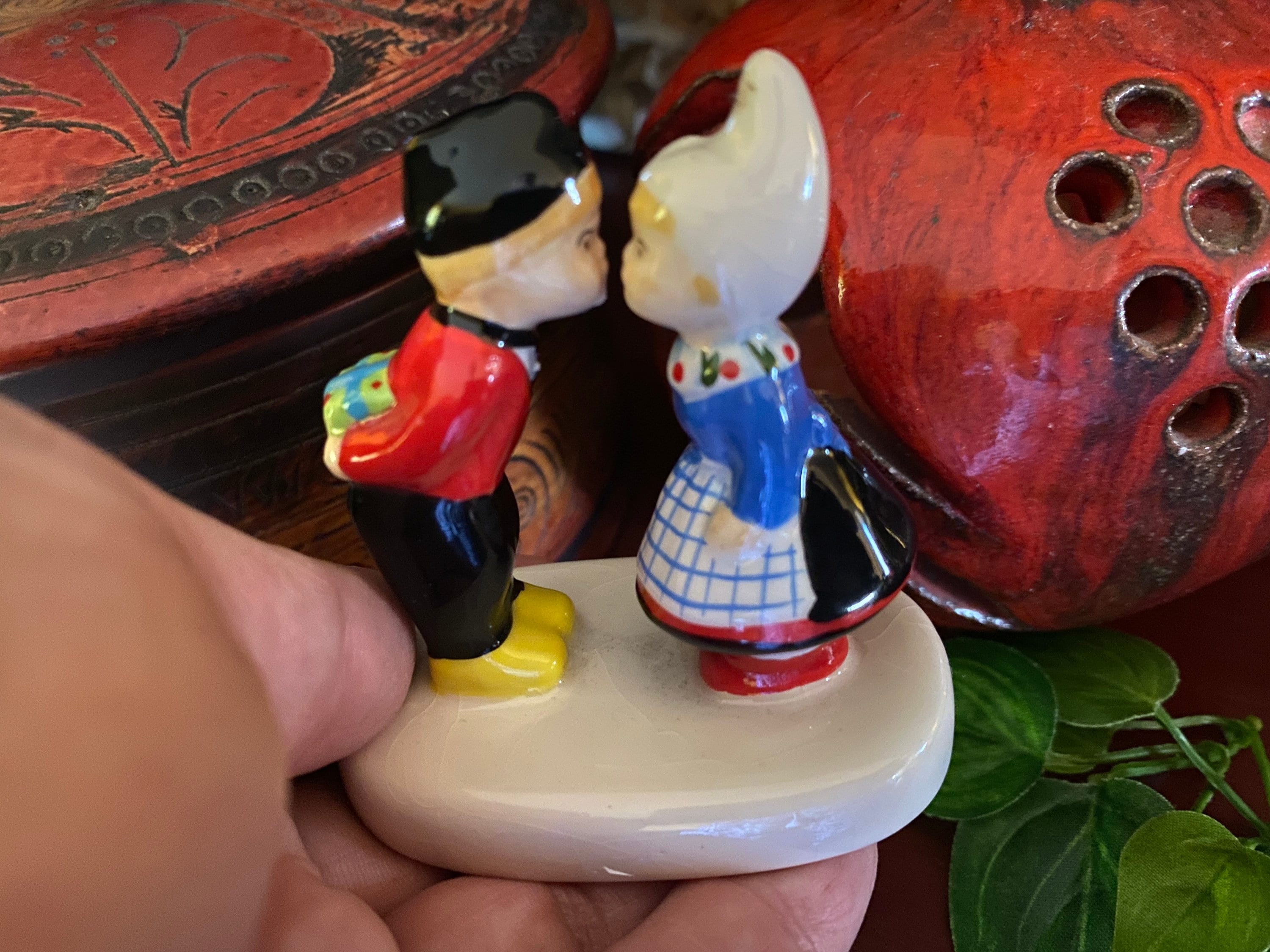 オランダのキスカップルのミニフィギュア 子供 オランダ 農民 女の子